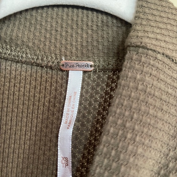 Free People long sleeve tee with beautiful detail. - Picture 4 of 10